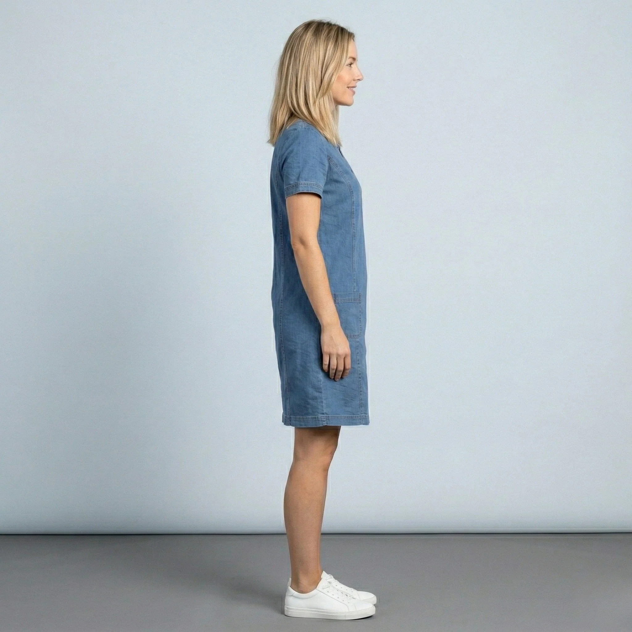 Vestito Donna in Denim Maniche Corte con Tasche e Scollo a V - Image 2
